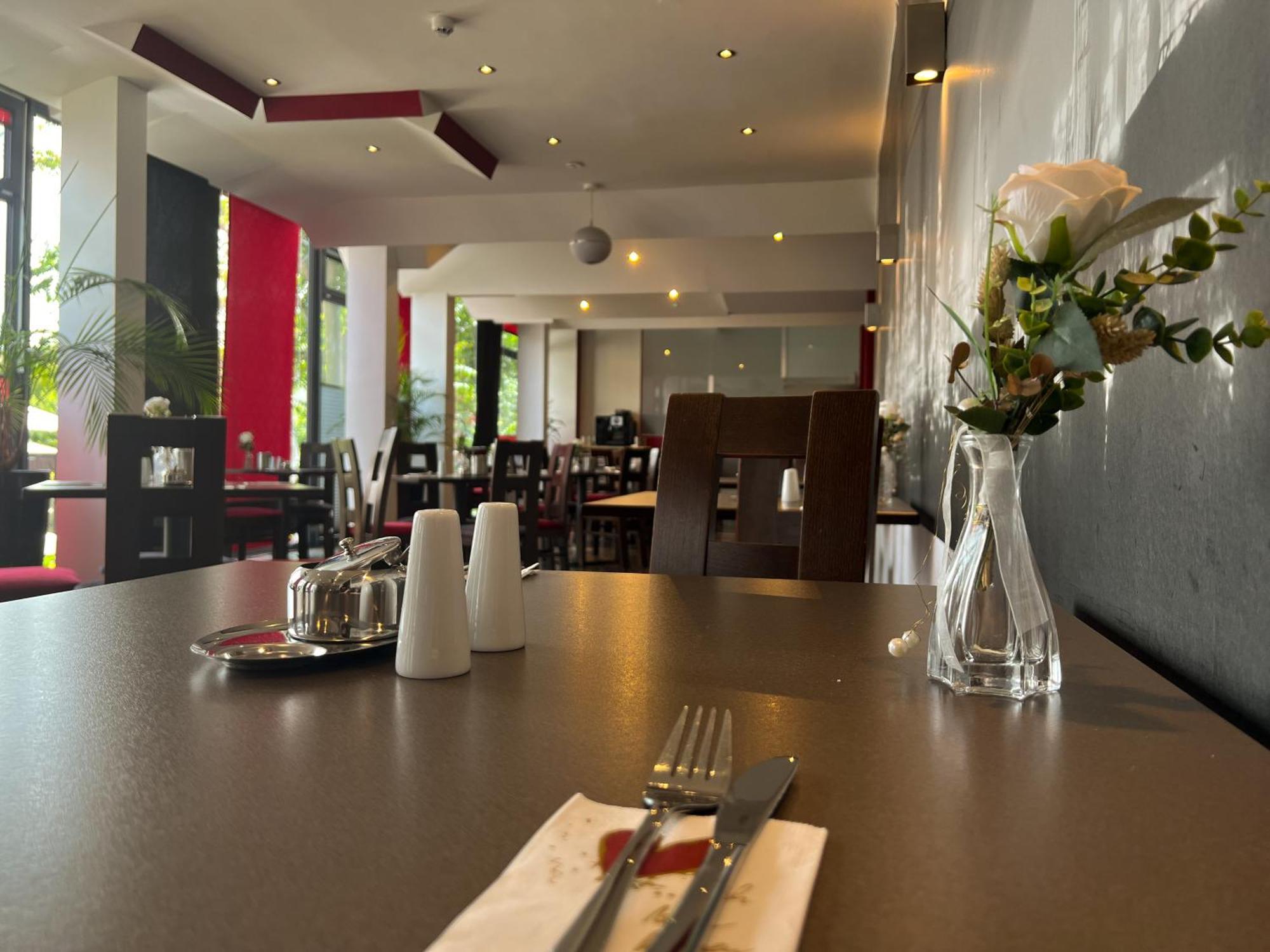 Skyhotel Merseburg Eksteriør billede